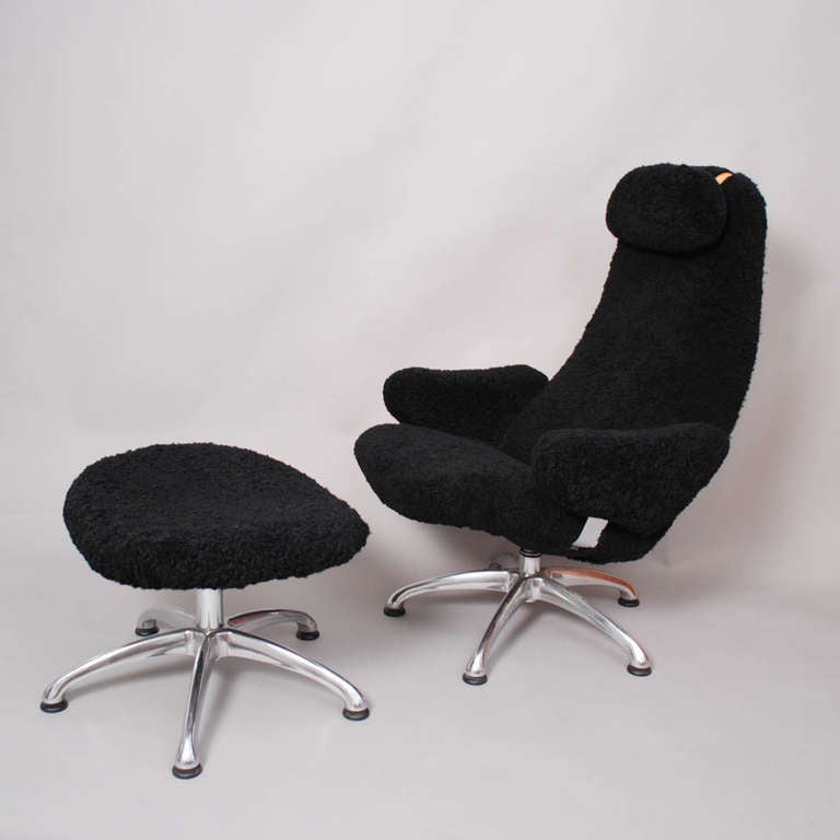 Contourett Roto lounge chair with ottoman by Alf Svensson for Dux, Sweden. Upholstered with black sheepskin. This is the 1999 reedition of the 1950s design.
