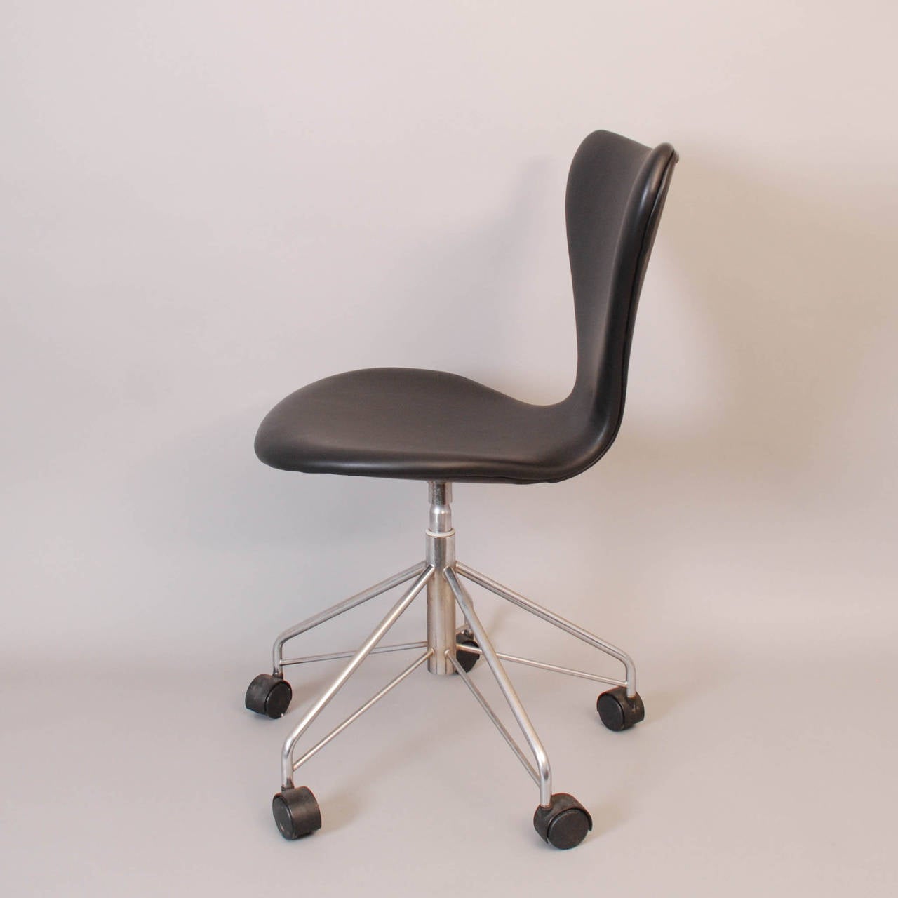 Office swivel chair from the 7 series by Arne Jacobsen for Fritz Hansen, Denmark. Designed in 1955.
Fully upholstered and recently reupholstered in black leather.