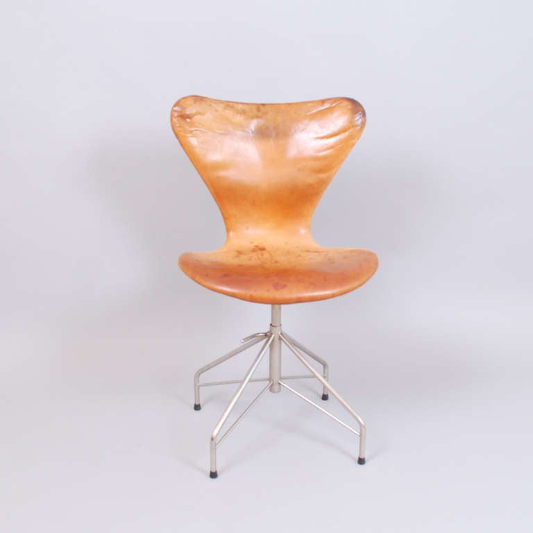 Scandinavian Modern Original Leather Swivel Chair by Arne Jacobsen