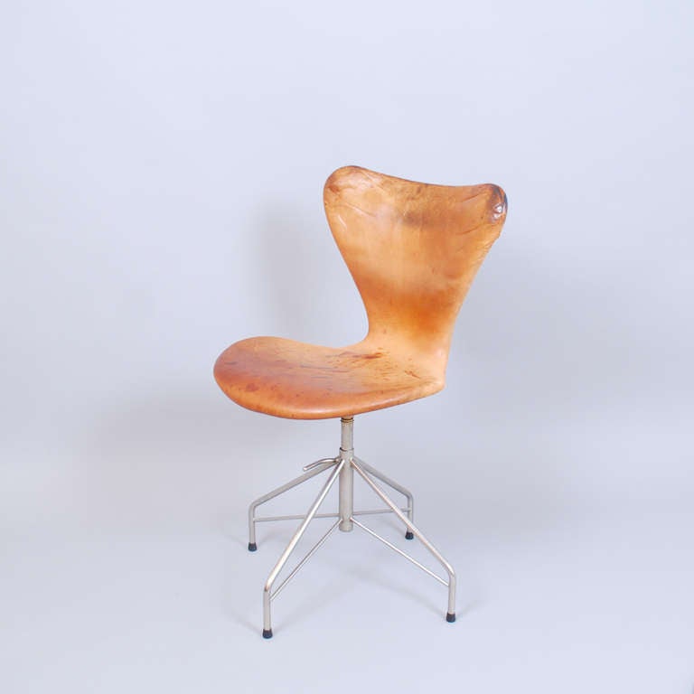 Swivel chair by Arne Jacobsen for Fritz Hansen, Denmark. Series 7, fully upholstered in original cognac leather. Designed in 1955.