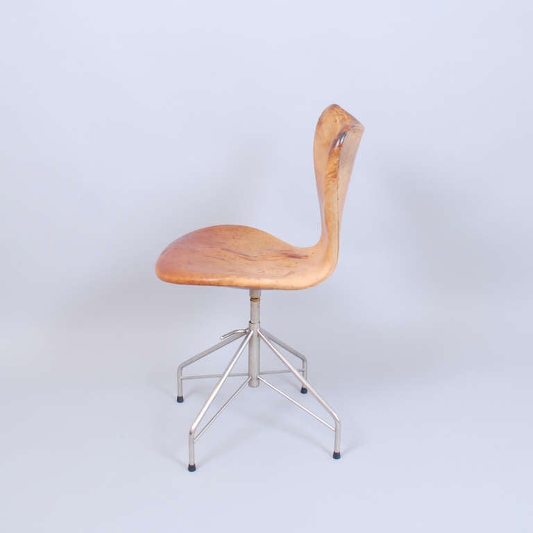 Danish Original Leather Swivel Chair by Arne Jacobsen