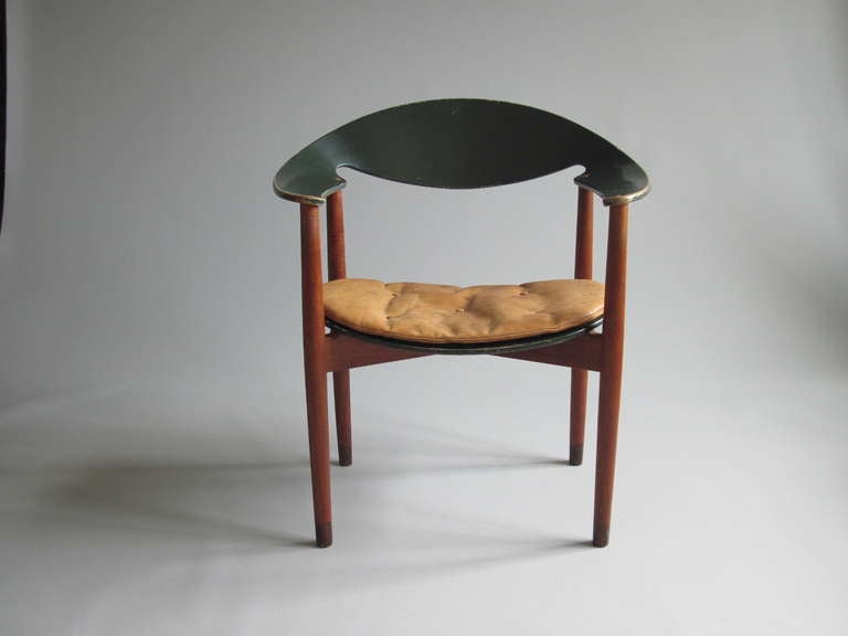 Original Metropolitan chair from the 1949 Danish Cabinetmakers Exhibition.

The Metropolitan Chair was first presented at the 1949 exhibition by Cabinetmaker Ludvig Pontoppidan. It was a set of 4 chairs and a card table. All future chairs were to