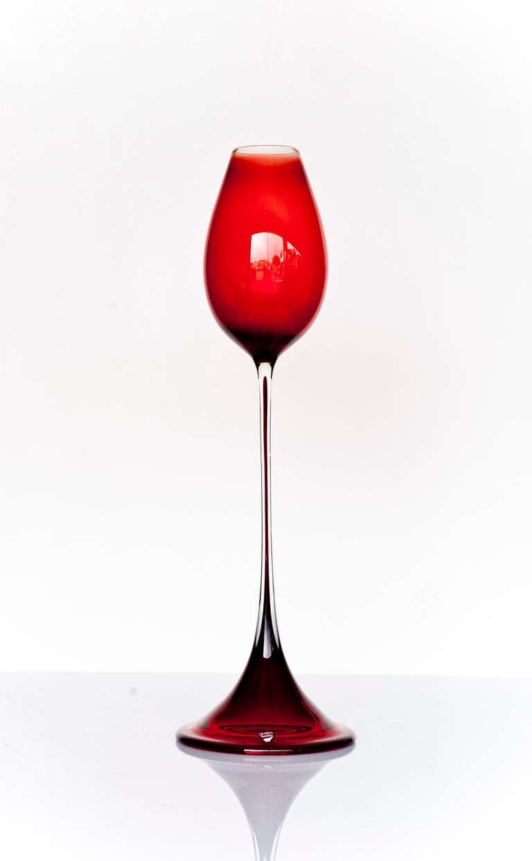 A rare red Tulip glass by Nils Landberg from 1957, sign Orrefors 312-57 N.Landberg. 

H 45.5 cm