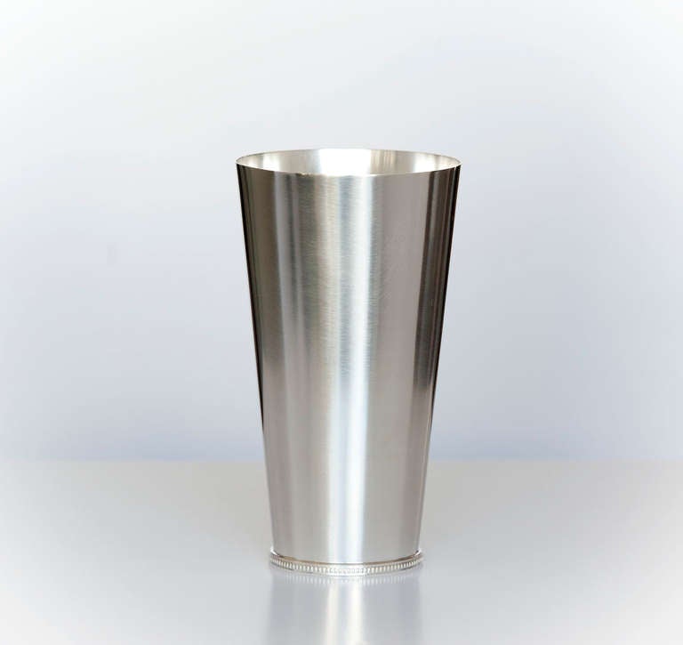 A vase in sterling silver sign Wiwen Nilsson AN L (LUND) X8=1948 STRELING SWEDEN. H 17,5cm W 9,5cm.