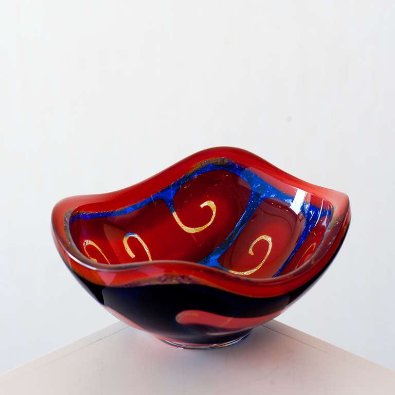 A red and blue double ravenna sign ORREFORS Ravenna nr 4508 = 1970 Sven Palmqvist . H 8cm W 17.5cm