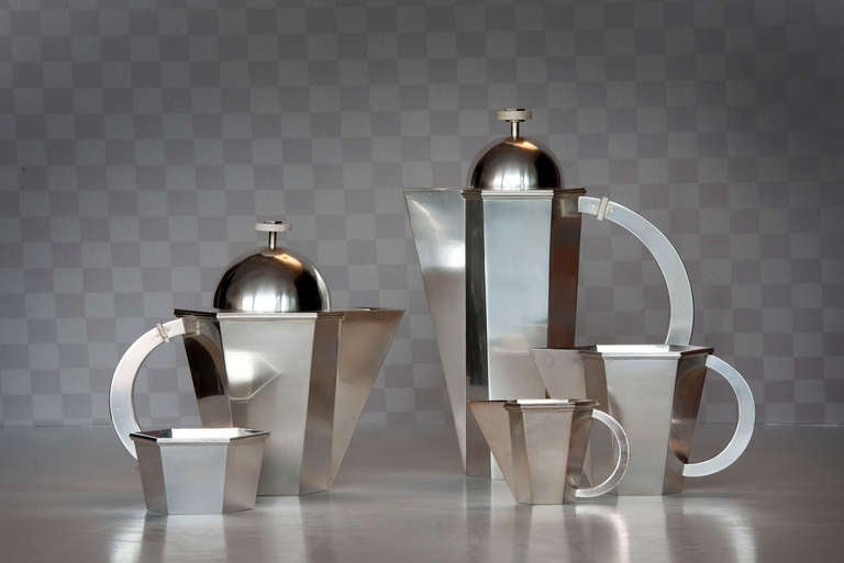 A very rare Tea and coffee 5 pieces set by Wiwen Nilsson. The tea pot and milk jug are extremely rare. All sign Wiwen Nilsson
1946-1954. Hight of coffee pot 25,5cm, tea pot 18cm, Milk jug 9,5cm, cream jug 6,5cm and sugar bowl 5cm.