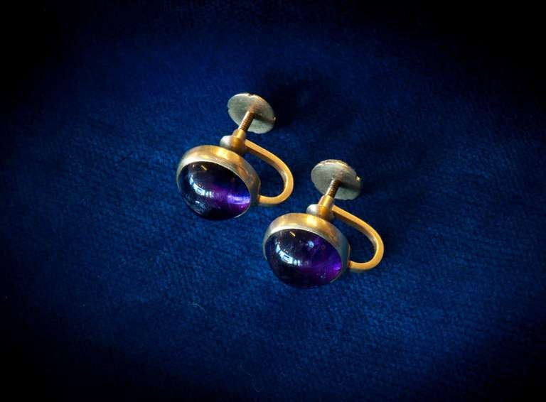 A par of ear rings in 18K gold and amethyst sign Wiwen Nilsson AN L (lund) D9=1954 12X12 mm