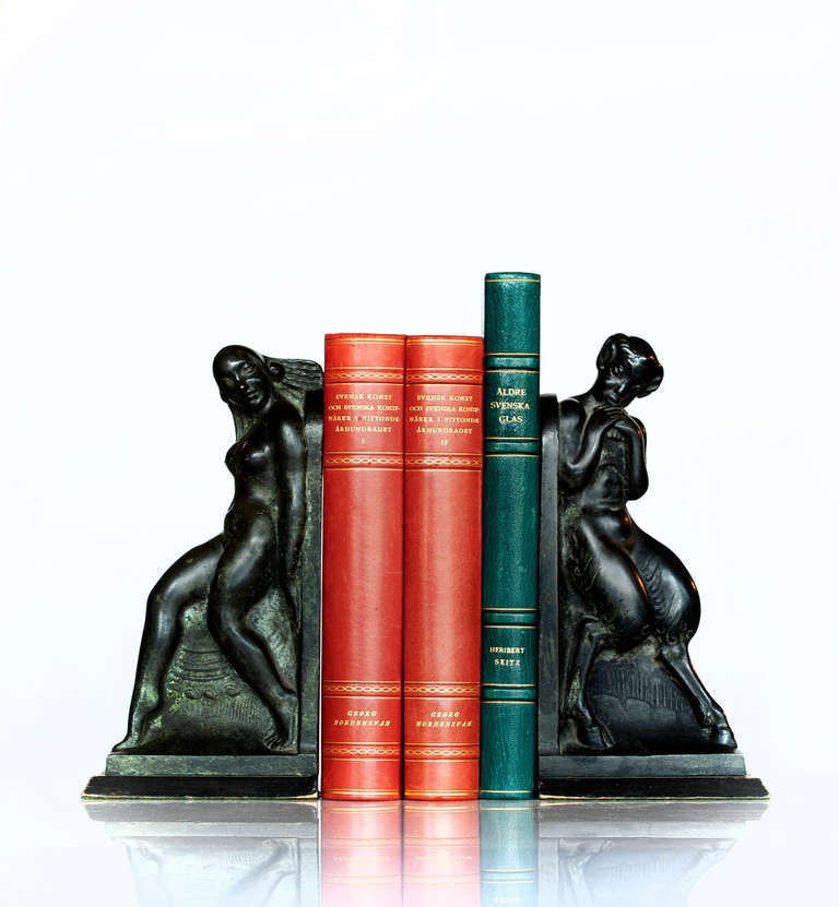 A par of book ends in bronze patine metal sign Axel Gute 1919 h 26.5cm