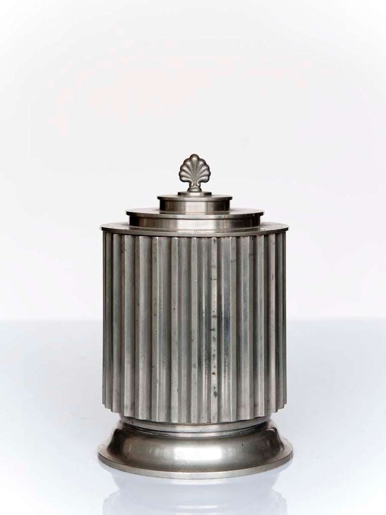 A tobacco jar in pewter from Helsingborgs Pewter sign F8=1932
Hälsingborg comp IJ (Ivar Johnsson) h 19 cm