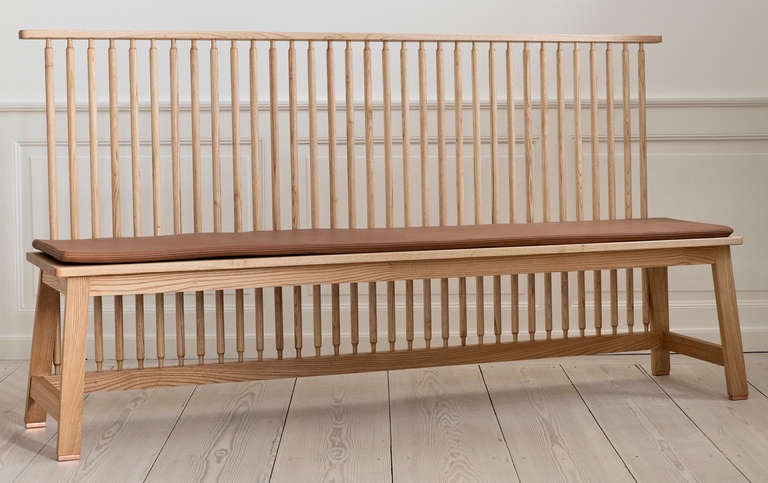 Bench with back in oiled chestnut wood, leather seat pad.