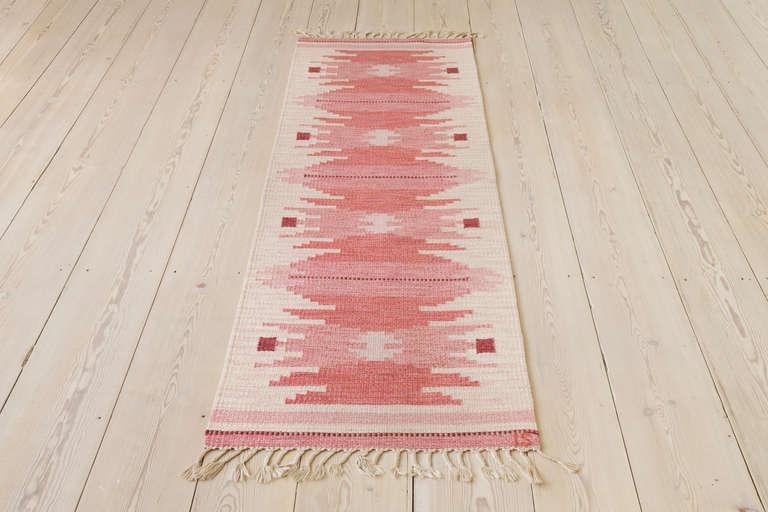 Swedish flatweave rug by Ingegerd Silow. Signed IS. Light pink pattern on ivory background.