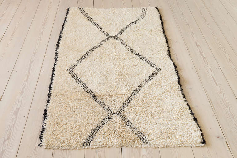 Moroccan vintage 1980's Beni Ouarain rug with ivory background and large black lozenge pattern.