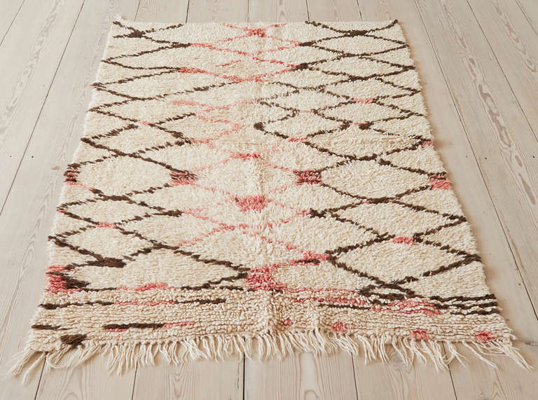 Moroccan vintage 1980's Beni Ouarain rug with ivory background and lozenge pattern in brown and pink.