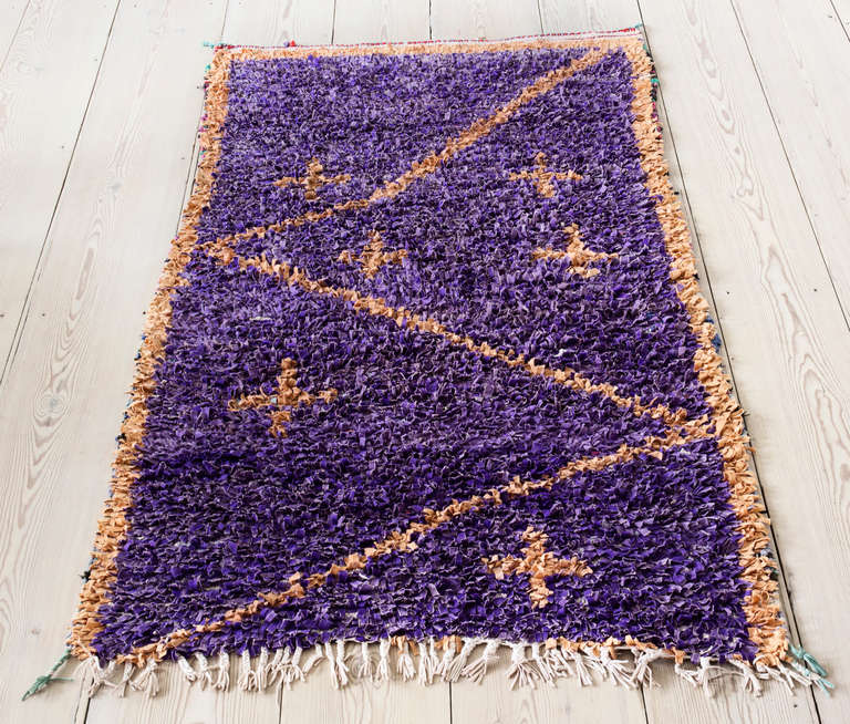 Beautiful Boucherouite rag rug in vibrant purple with peach-coulored pattern.