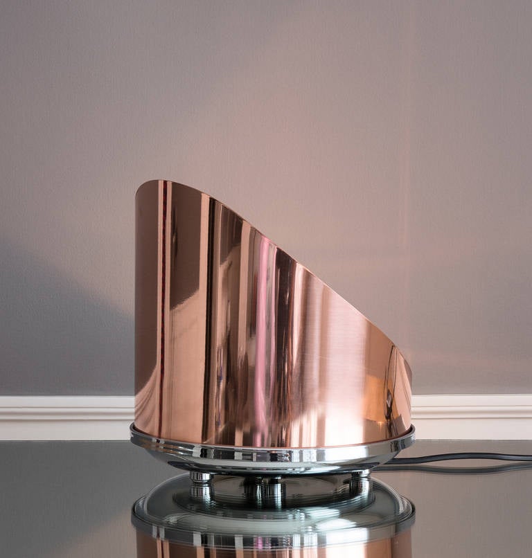 Stylish table lamp in curved polished copper and chromed brass. Designed by Luigi Caccia Dominioni in 2006.