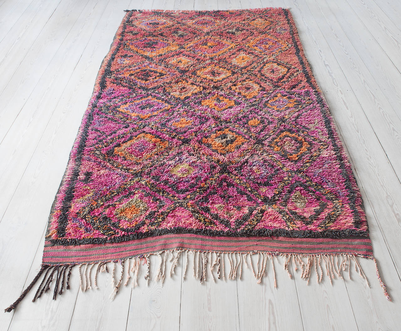 Beautiful Middle Atlas rug. Pattern in burned orange, dark brown and pink colours.