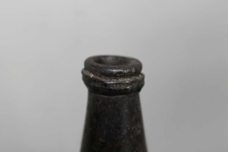 Dutch Wine Bottle in Irisated Glass, 17th Century In Good Condition In Sint Annaland, NL
