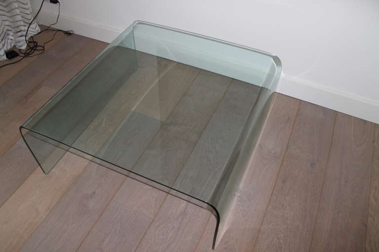 Coffee Table in Bowed Glass In Good Condition In Sint Annaland, NL