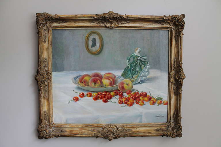 Still life with on the table a Chinese dish with peaches, cherries, and a small sculpture in porcelain. On the wall a small portrait (cut) of a man.
The frame is original.