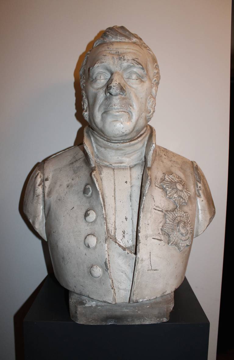 Bust of a Dutch officer in stucco, 19th century, with a very nice patina.