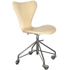 Series 7 Arne Jacobsen Swivel Chair in Light Leather