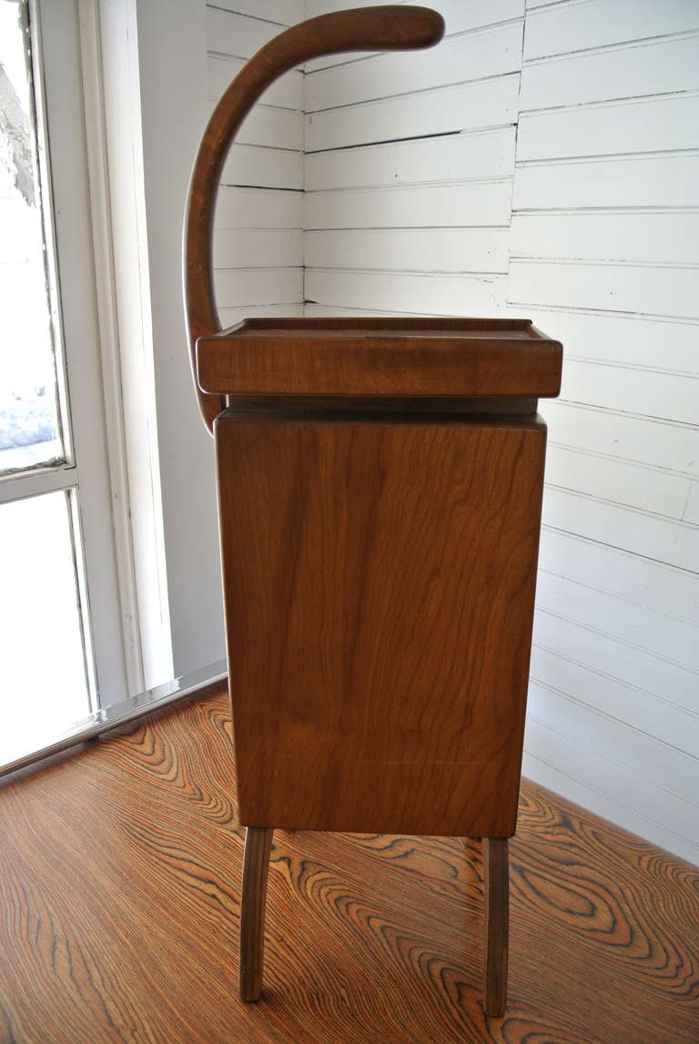 Mad Men Atomic Age Oak Smoke/Magazine Stand In Good Condition In Morristown, NJ