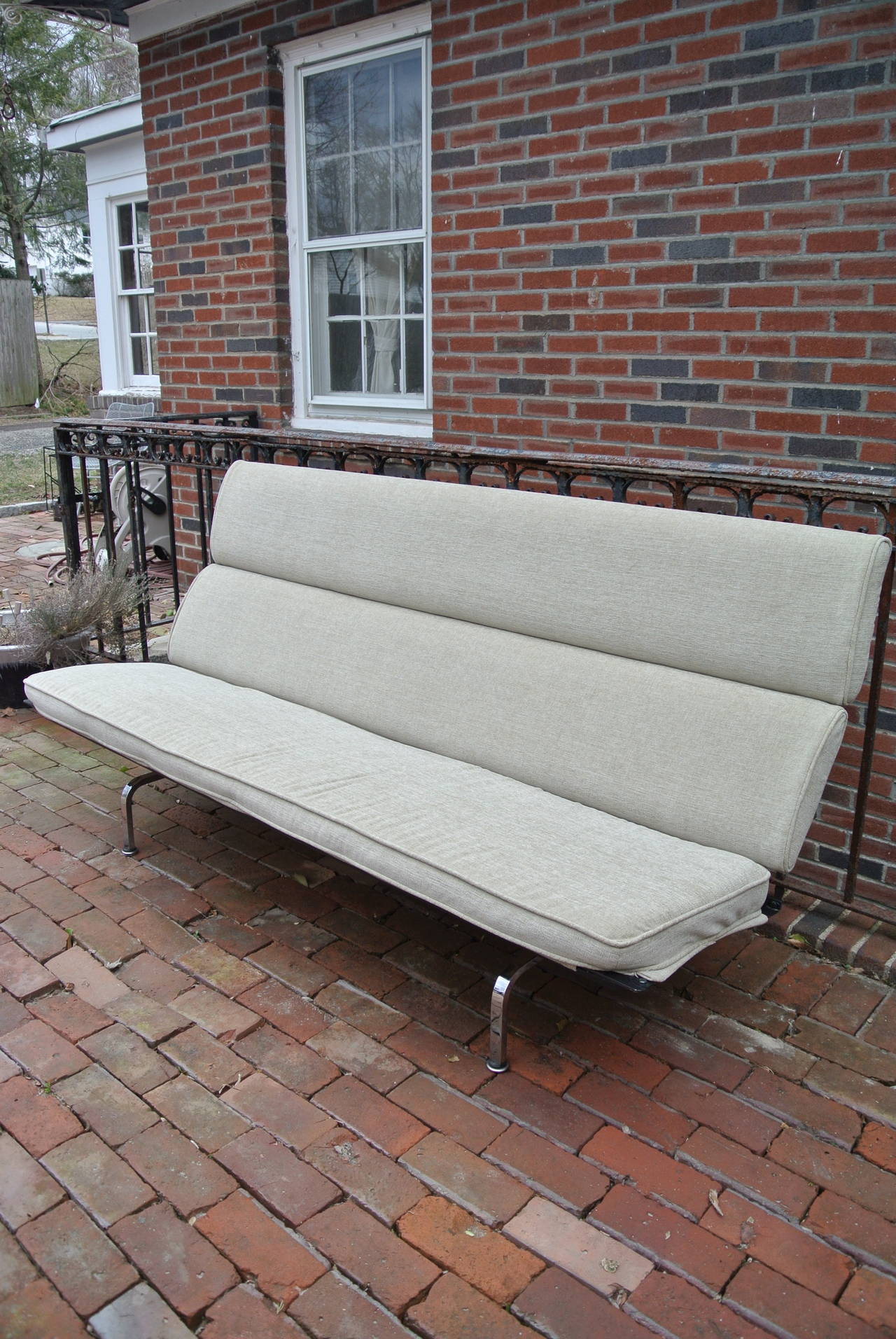 Charles Eames Compact Sofa for Herman Miller In Excellent Condition For Sale In Morristown, NJ