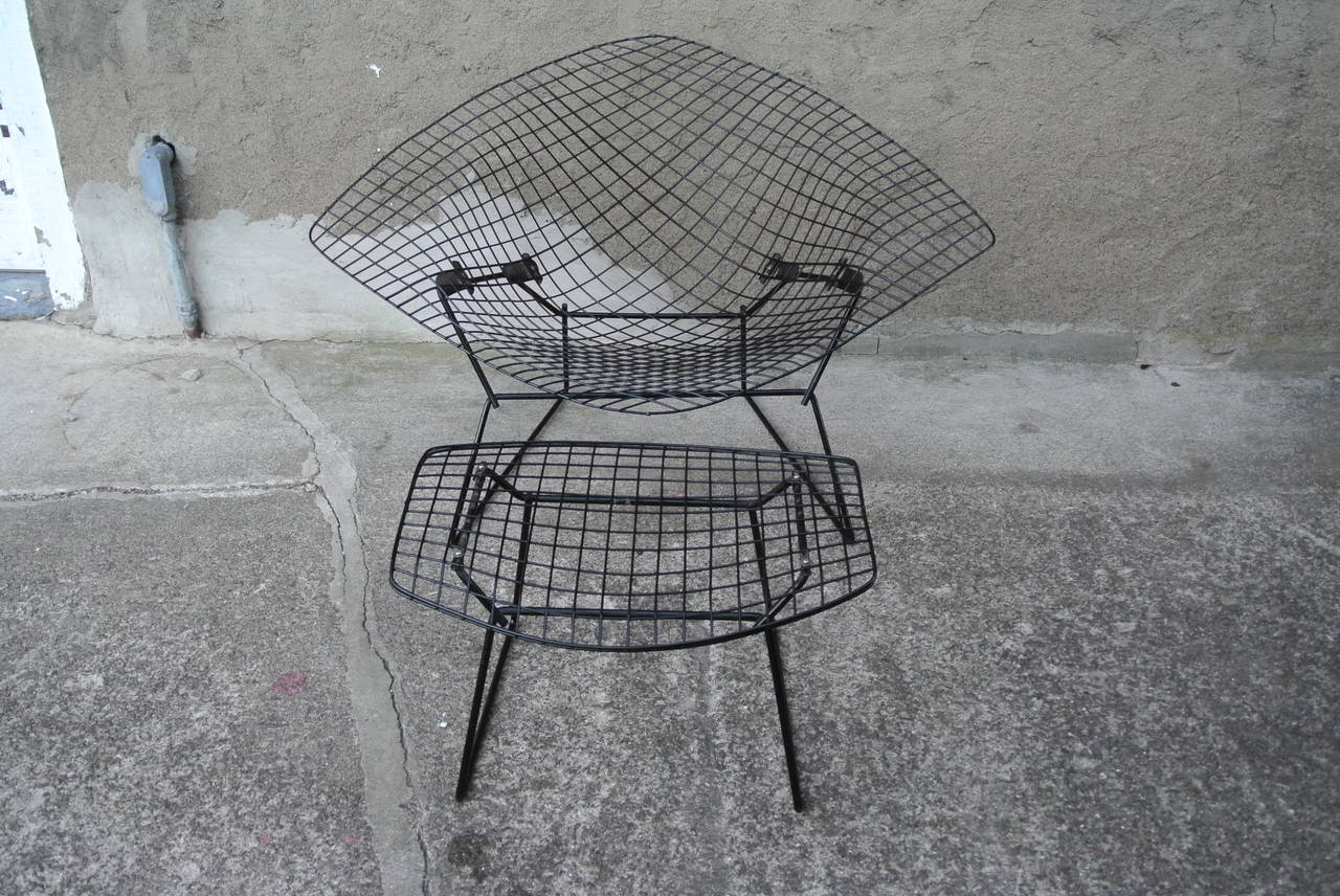 Diamond Chair w. Ottoman by. Harry Bertoia for Knoll In Excellent Condition In Morristown, NJ