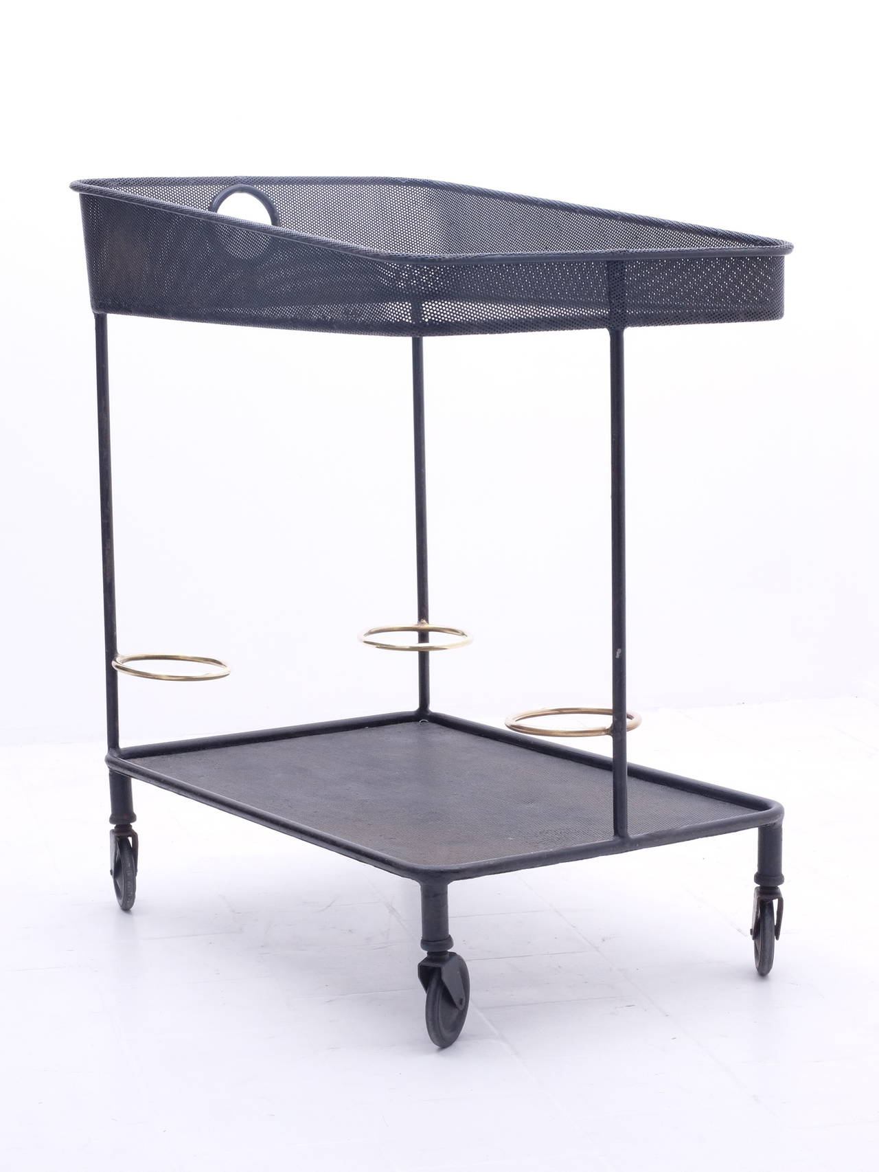 Table de service en tôle perforée ou rigitule de Mathieu Matégot par les Ateliers Mathieu Mategot, France.
Rigitule en verre et laiton.
Modèle Venise, 1953.
Documenté et référencé dans Mathieu Matégot par Jousse Entreprise.
Totalement intacte et