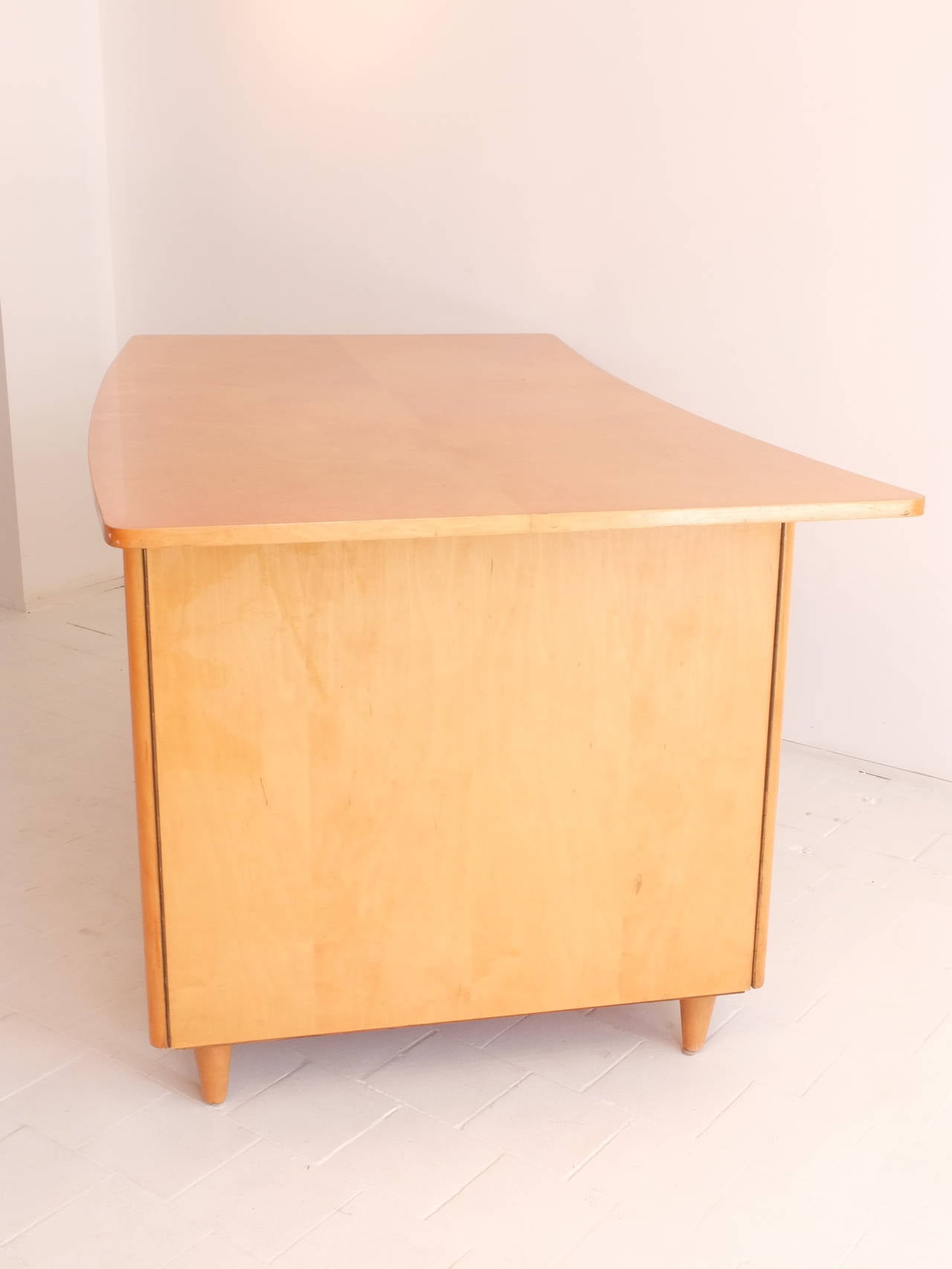 Doppelseitiger Schreibtisch aus Birke aus der Jahrhundertmitte Imexcotra (Messing) im Angebot