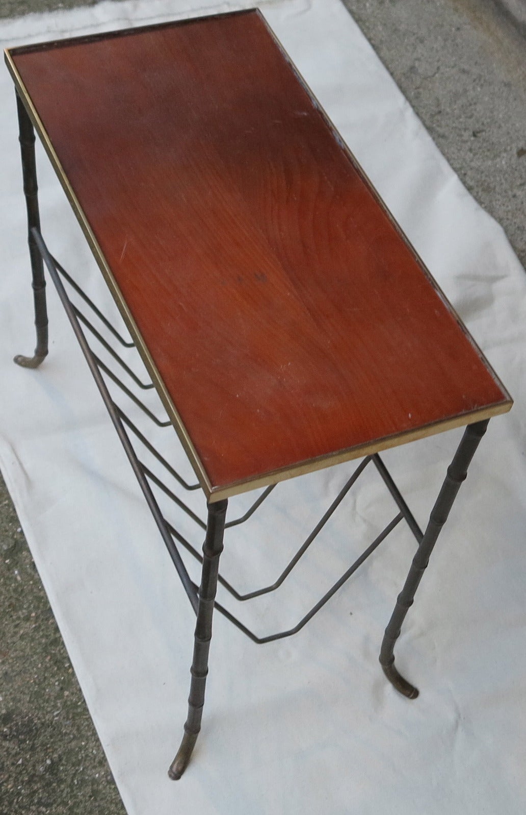 Magazine rack in polished brass, model Bamboo, Mahogany tray
good condition circa 1950-1970