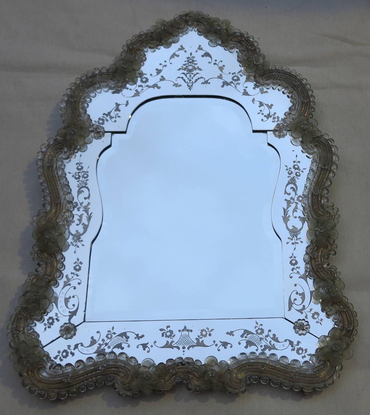 Spiegel verziert mit Blumen und zackigem, mäanderndem Gold, zentraler Spiegel abgeschrägt, guter Zustand, um 1950-1970