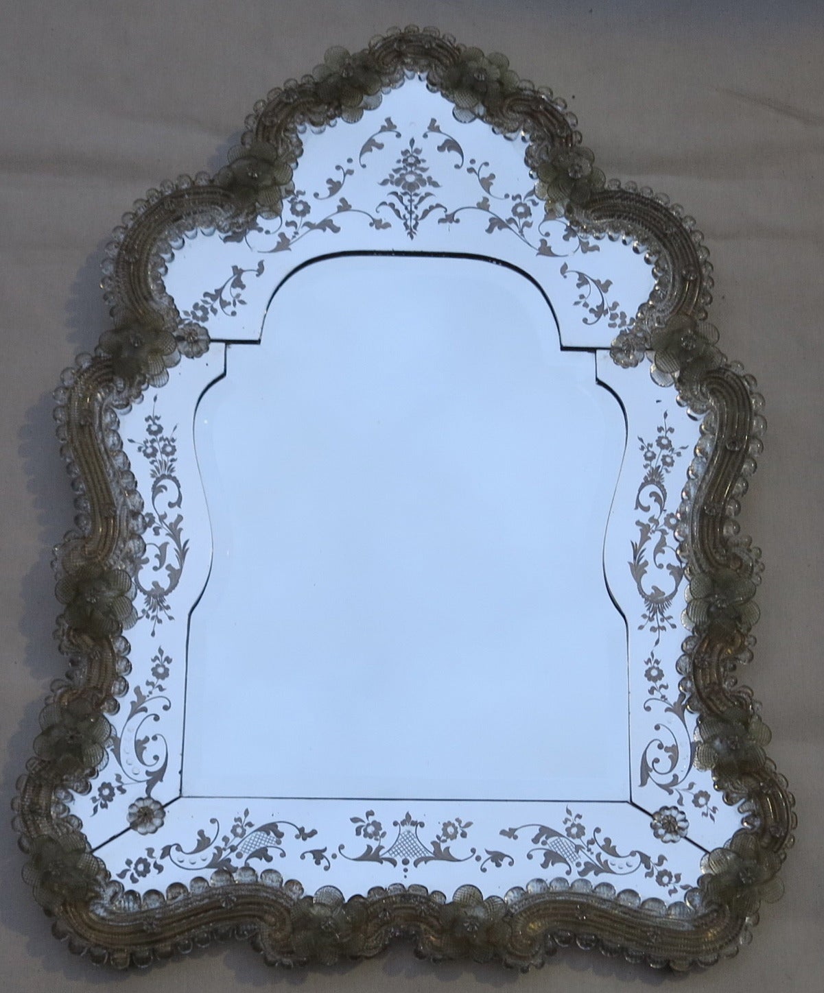 Veroneser Wappenspiegel mit abgeschrägtem Spiegel in der Mitte (Italienisch) im Angebot