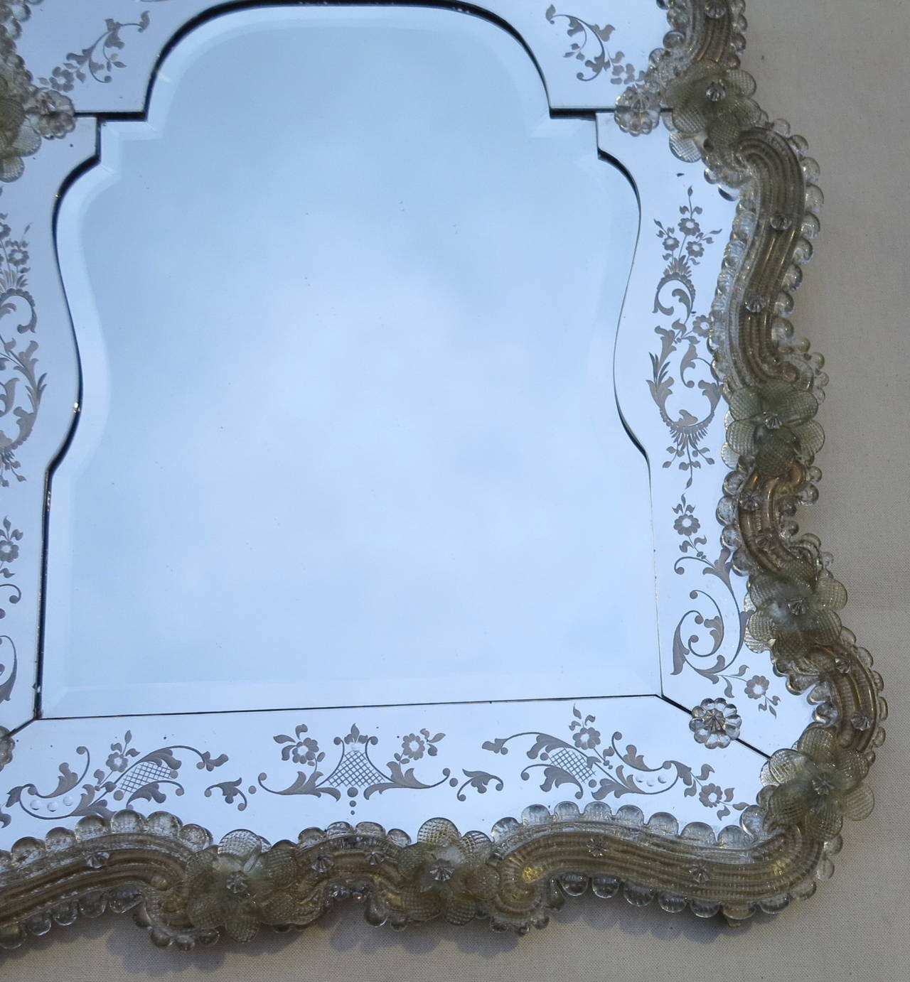 Veronese Crest Mirror with a Beveled Mirror in the Center In Good Condition For Sale In Paris, FR