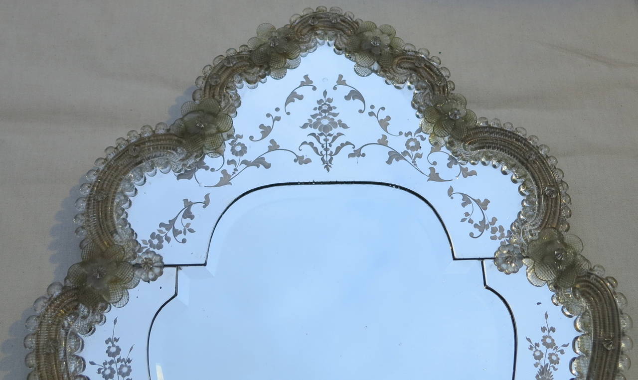 20ième siècle Miroir crête de Veronese avec un miroir biseauté au centre en vente