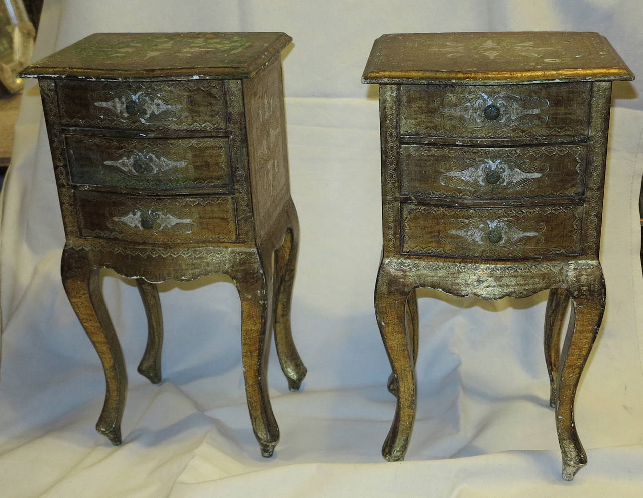 A pair of Italian gilt wood bedside 3 drawers, circa 1970 , use of state