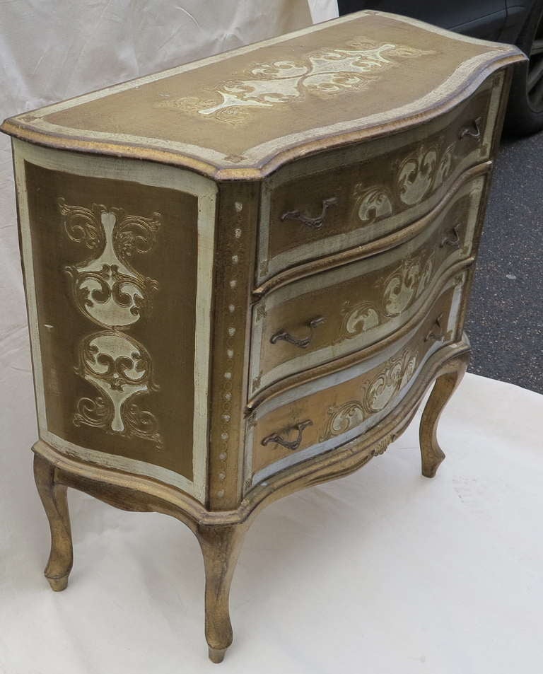 An Italian Gilded Wood Chest of Drawers In Good Condition In Paris, FR