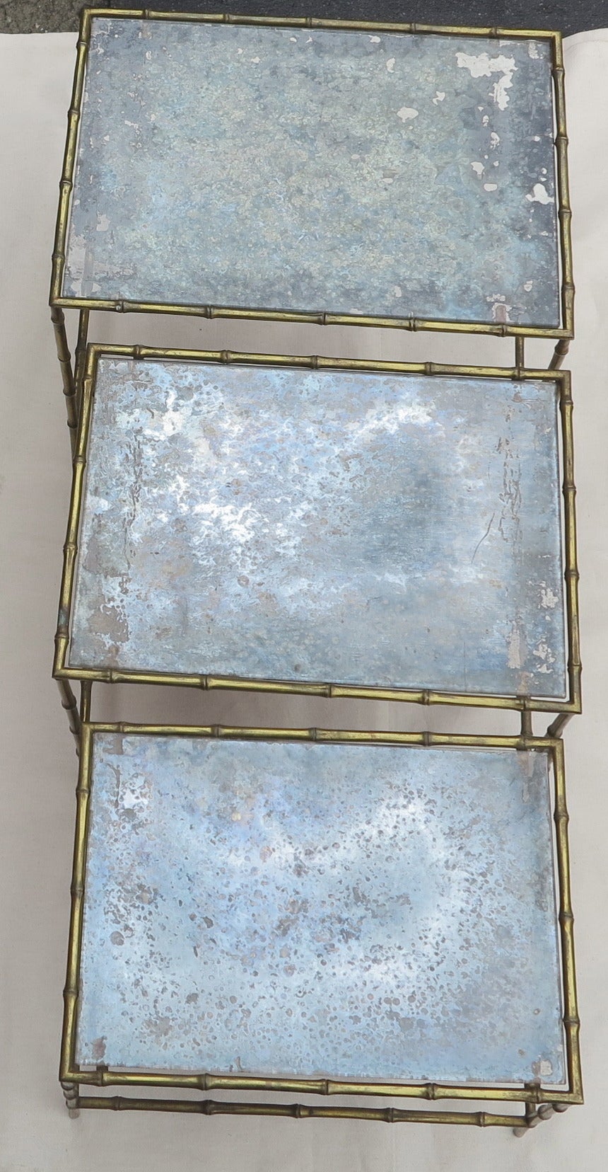 Set of 3 bamboo decor bronze tables and Oxidized mirror top
Sizes : 47X34X H 38 cm , 43X31X H35cm
circa 1950-1970
state use