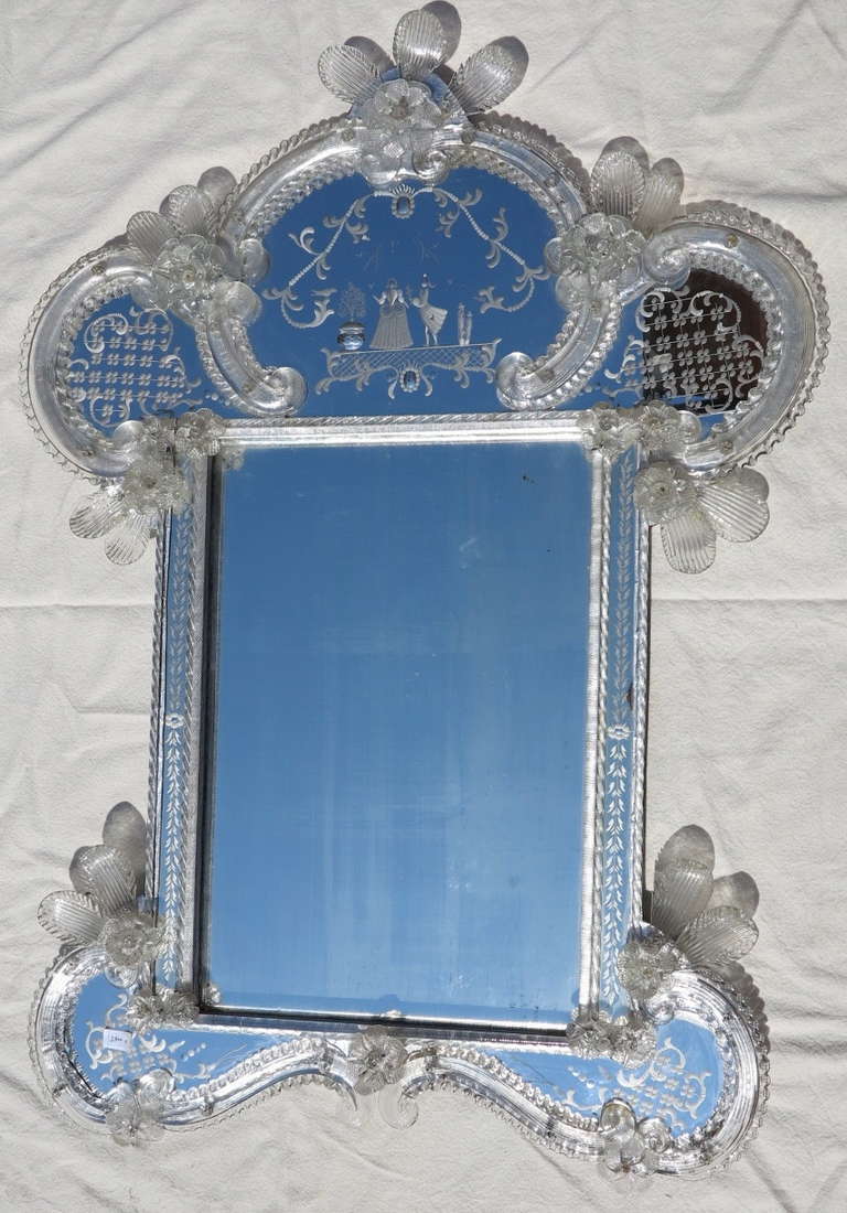 Decor mirror engraved with characters and garden with flowers and leaves petals.