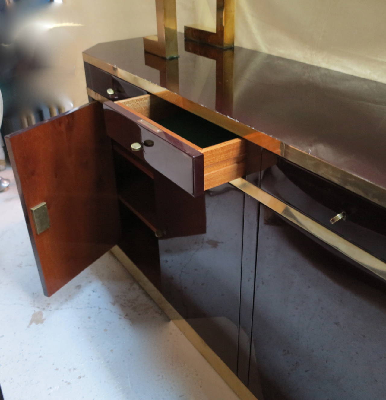 Lacquered Sideboard in the Style of Aldo Tura with Étagére in Brass In Good Condition In Paris, FR