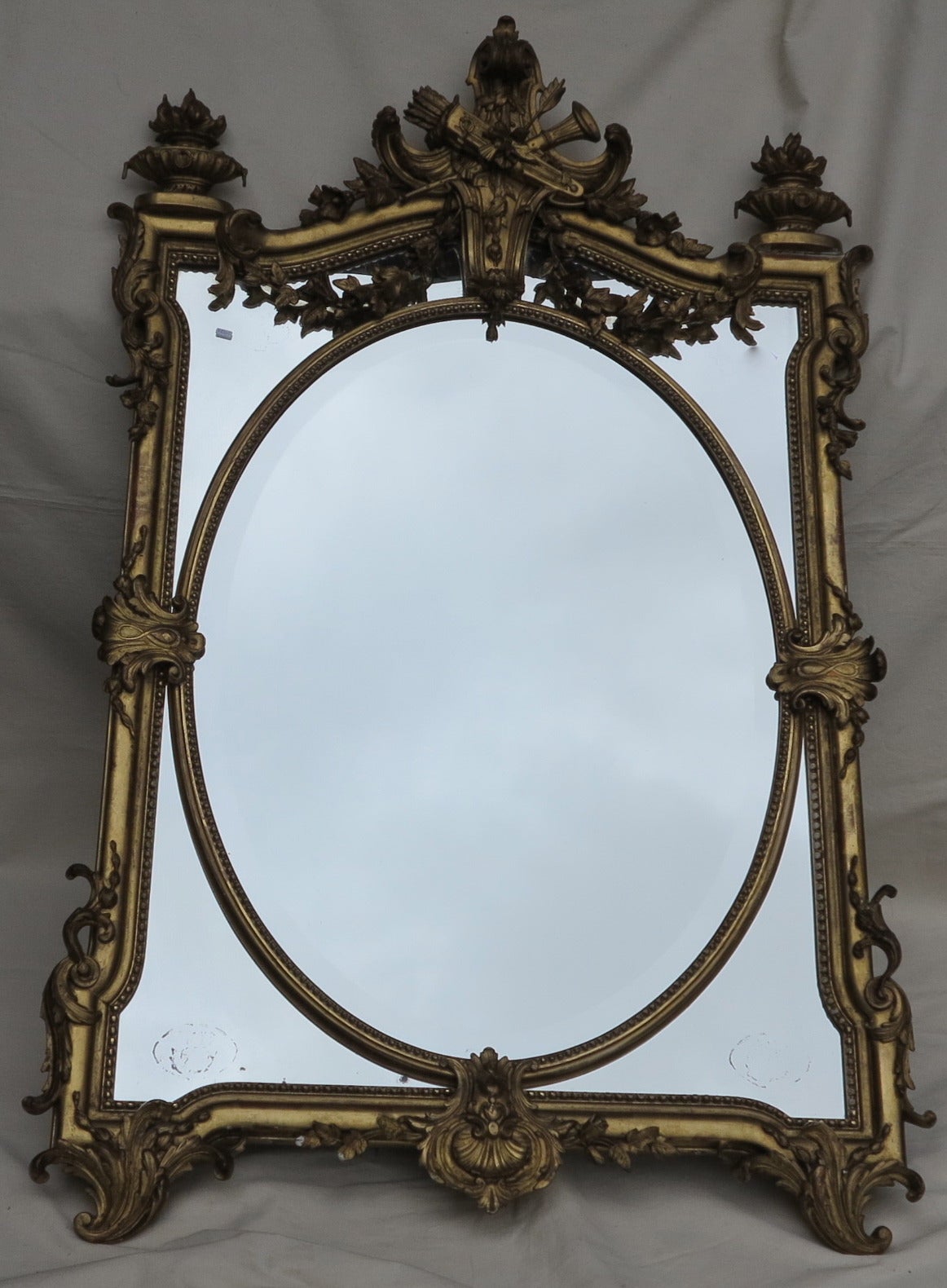 Mirror in wood and golden stucco has parecloses beveled in oval mirror center circa N3 , gilt original sheet of gold,good condition