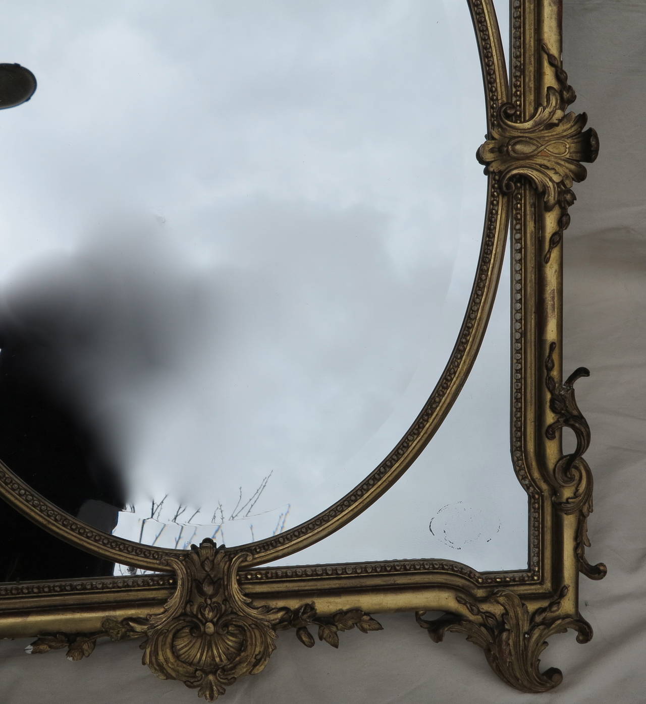1880 Specchio Parecloses dorato con urne da fuoco In condizioni buone in vendita a Paris, FR