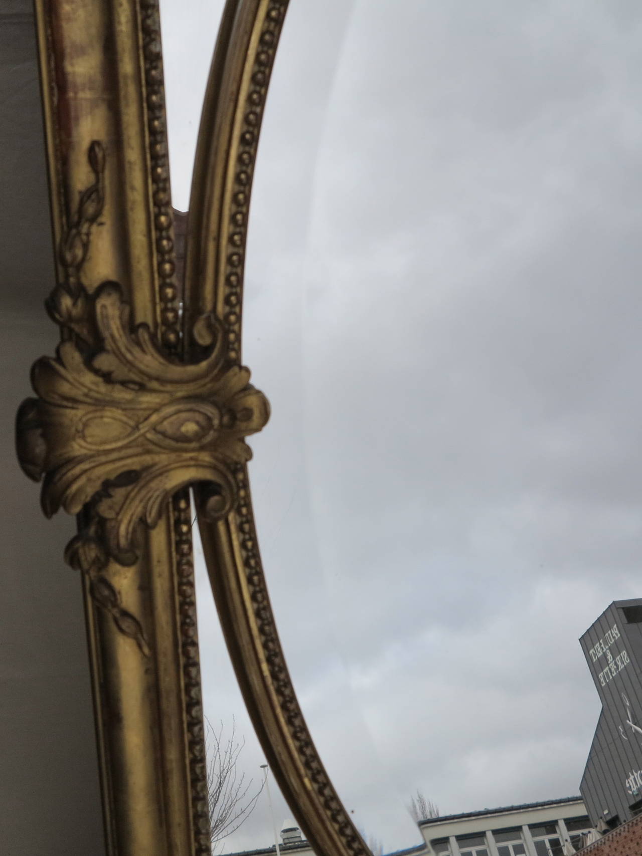 Legno 1880 Specchio Parecloses dorato con urne da fuoco in vendita