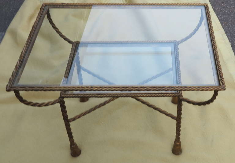 Coffee table with two levels, gold iron and shelves in thick glass, 1cm,
Good condition, circa 1970