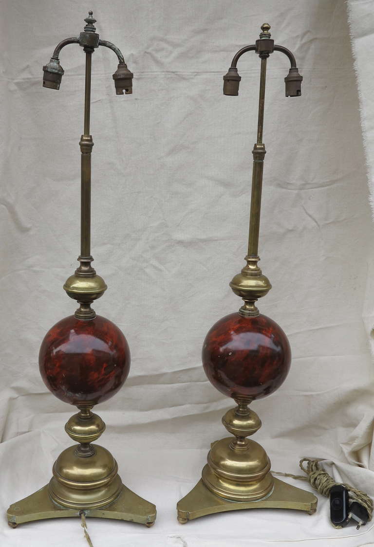 Paire de lampes en bronze vers la fin du 19e siècle Les boules sont en fer peint imitant le cerisier en marbre
Bon état, hauteur réglable