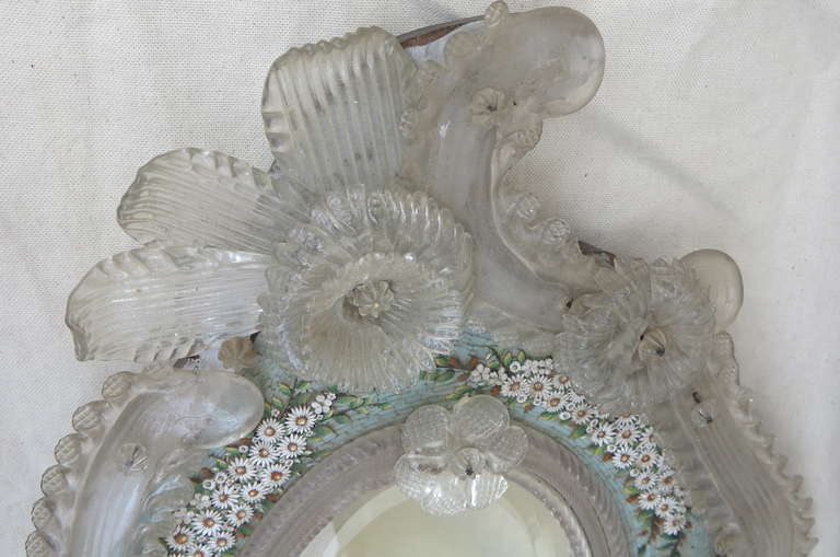 italien Miroir de Murano décoré de fleurs en micro-mosaïque en vente