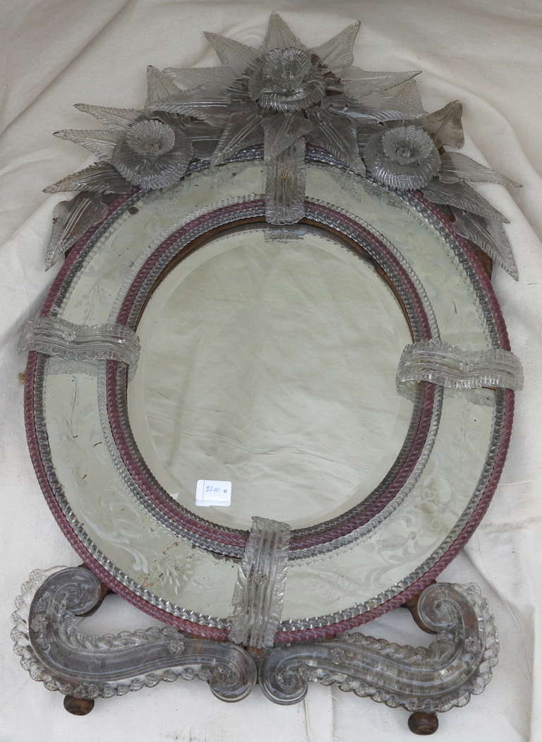 Oval mirror, beveled center, decorated with leaves and flowers, circa 1900
good condition
