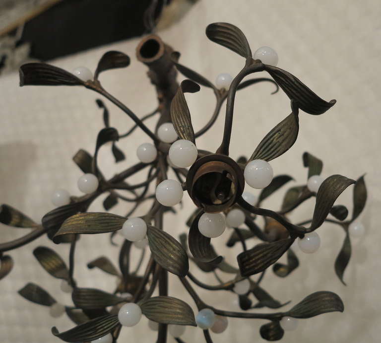 Mistelzweig-Kronleuchter aus Bronze im Zustand „Gut“ in Paris, FR