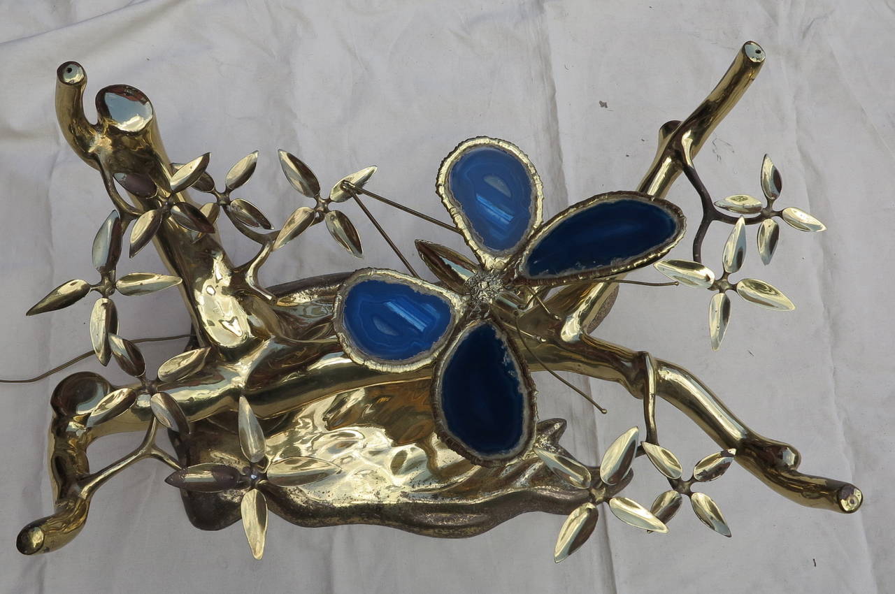 Lighting Bronze coffee table 4 bulbs representing a bonsai on a sand dune with butterfly in bronze and fly in blue agate, dimensions except glass tray 89 x 69 cm,
good condition, circa 1970.