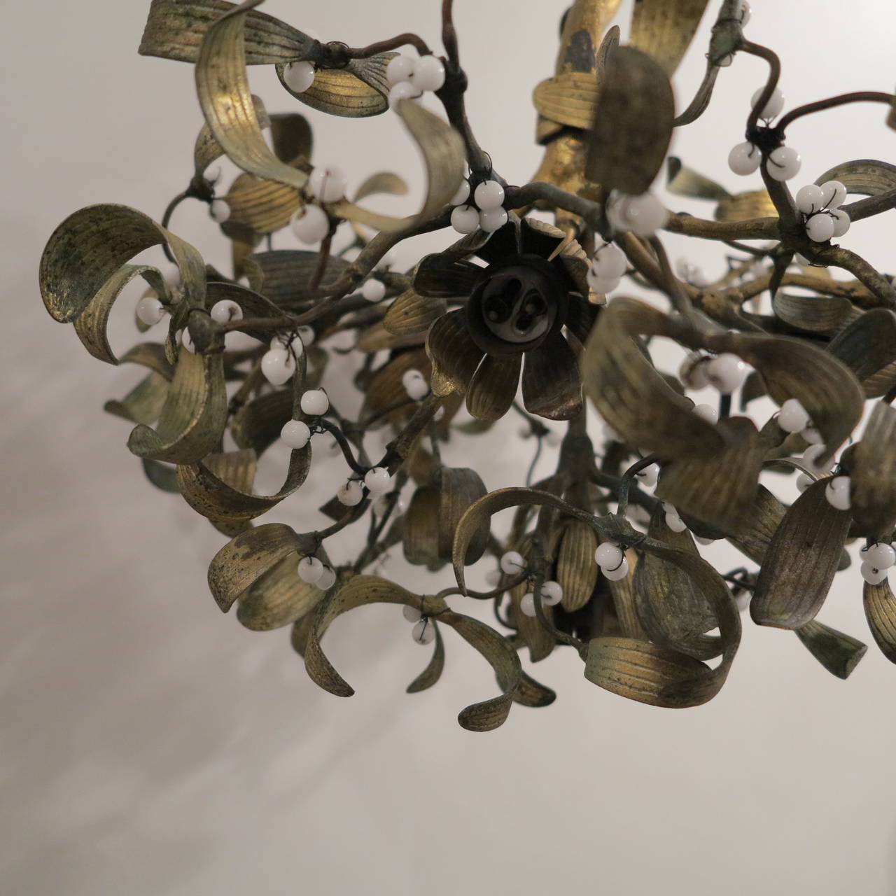 Français Balle de bout de gui en bronze Art nouveau polonais avec quatre ampoules et perles en opaline en vente